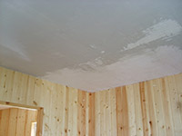 Нанесение 1 слоя шпаклевки на потолок